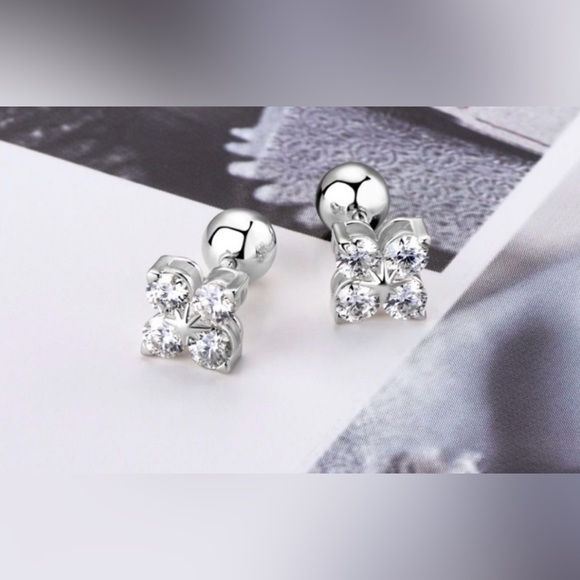 0.8 CT tw Moissanite Clover Flower Leaf Earrings